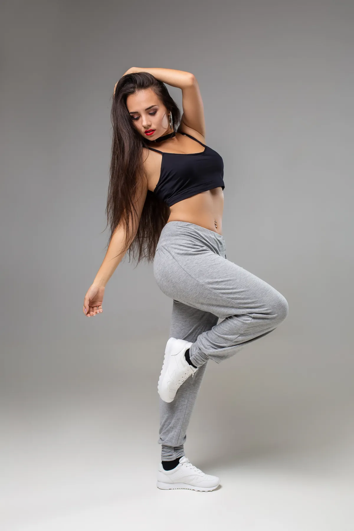 Χορεύτρια Dancehall σε στάση με λυγισμένο πόδι