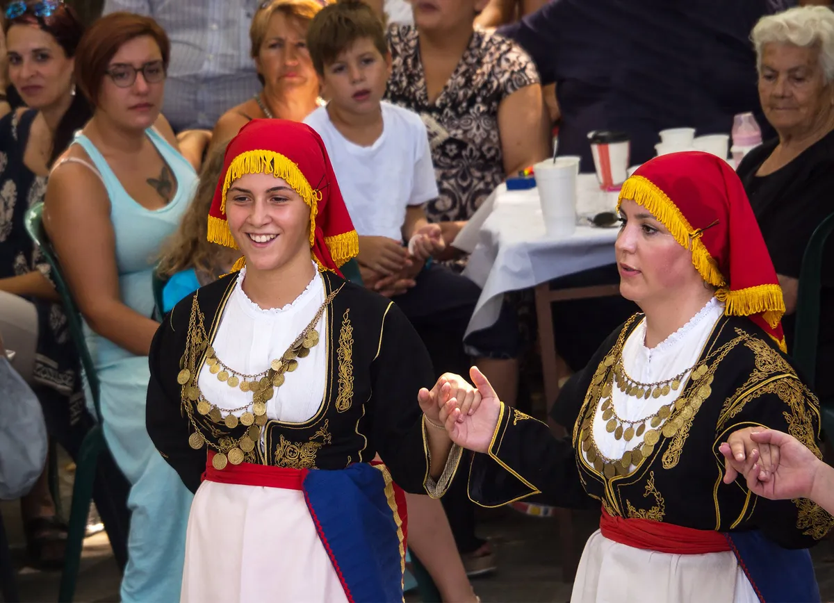 Χορεύτριες με παραδοσιακές ελληνικές φορεσιές