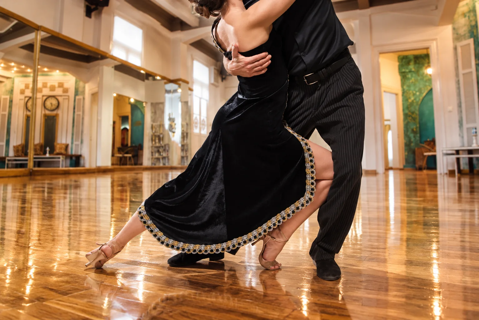 Ζευγάρι σε φιγούρα Tango Argentino μέσα στην αίθουσα χορού