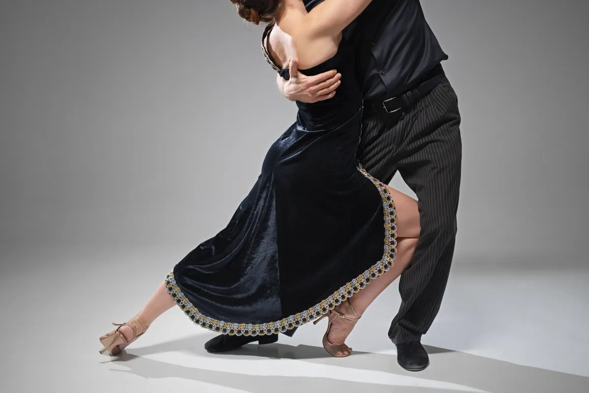 Λεπτομέρεια βημάτων και αγκαλιάς στο Tango
